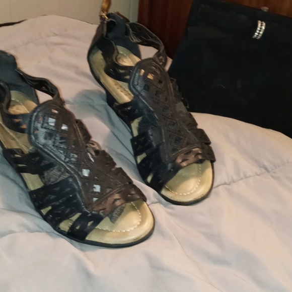 ***Black sandals - Picture 1 of 5